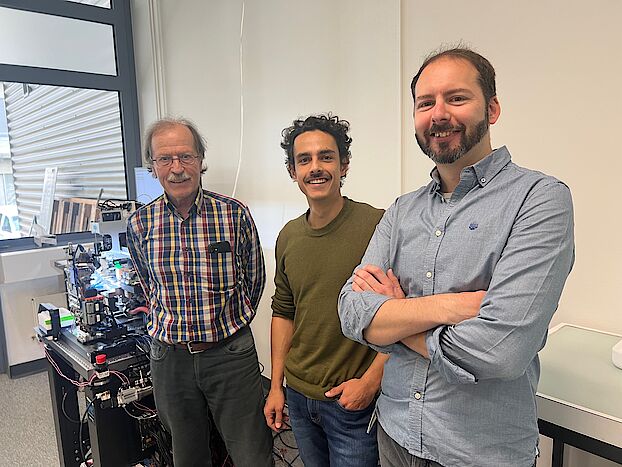 Andreas Engel, Nicolás Candia and Alejandro Lorca Mouliaá built up cryoWrite together and are currently demonstrating the prototype to various customers.