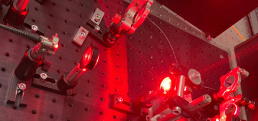 Das Projektteam entwickelt einen neuartigen Laser, der auf einem diodengepumpten roten Alexandrit-Laser basiert, der Pulse im Femtosekundenbereich (1 Femtosekunde = 10-15 Sekunden) erzeugt. Der Laser kann Zellen schonend einfangen, ohne die Umgebung zu erhitzen. (Bild: B. Resan, Hochschule für Technik FHNW)